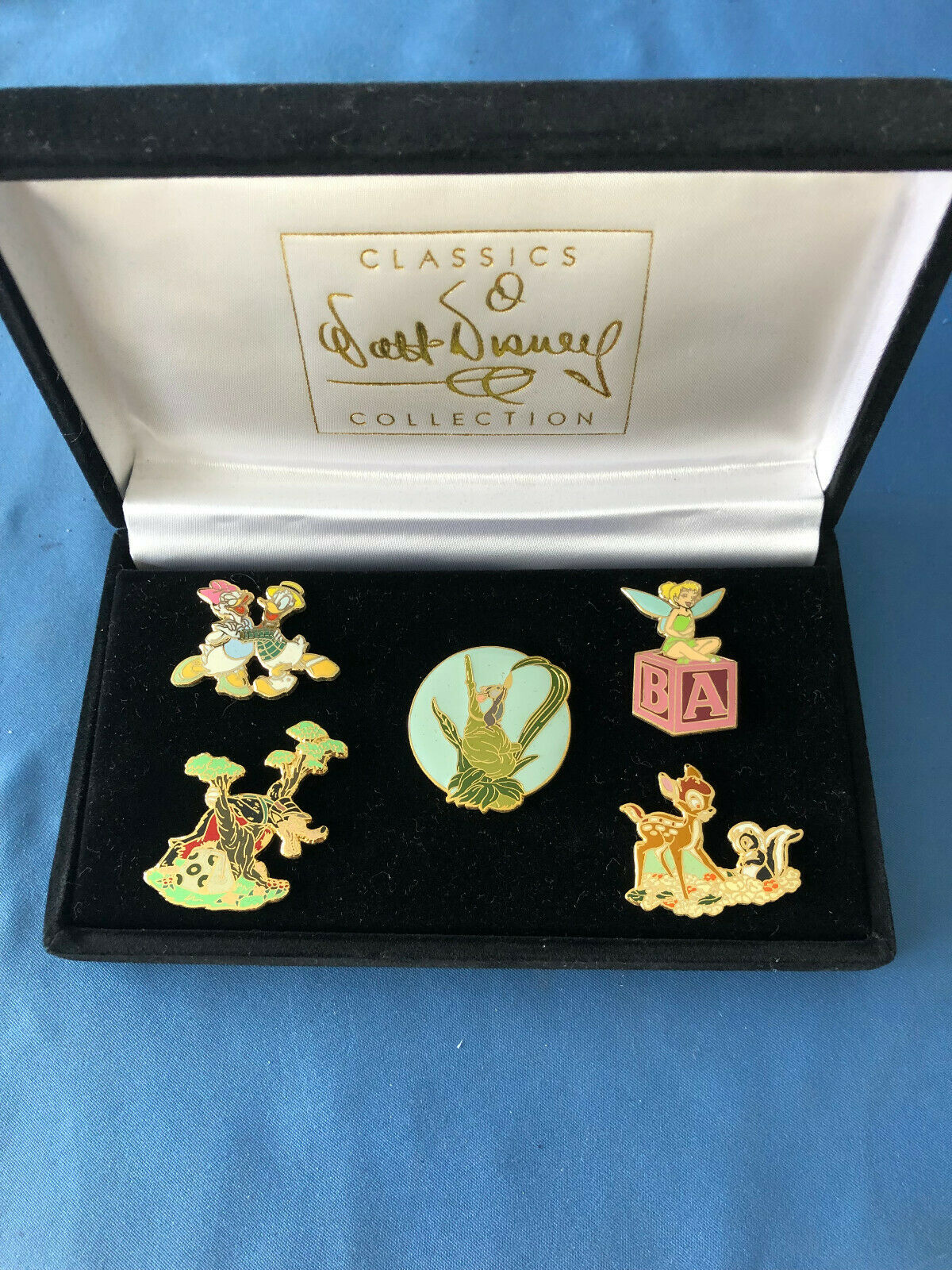 Walt Disney Classic Collection   Disney Pin Set Of 5 New In Velvet Box